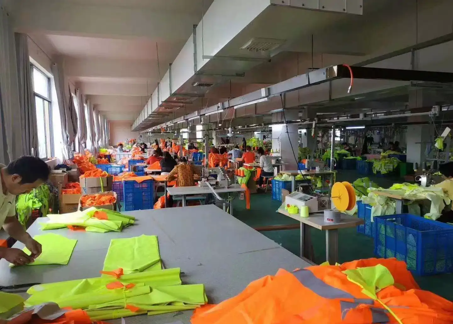 Mesas de trabajo y zona de confección para la producción de prendas